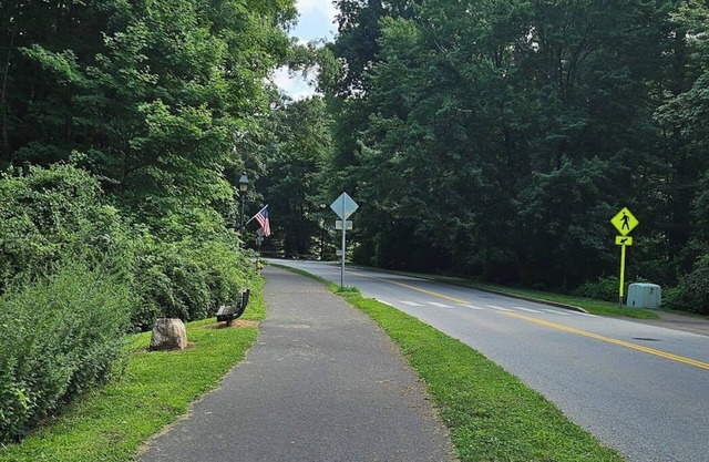 2-bedroom condo in charming Wilton with AC, fitness room, WiFi