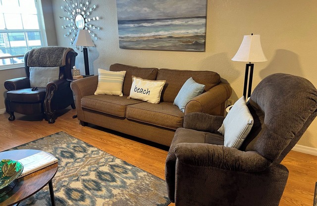 2-bedroom condo in Englewood with WiFi, AC. We are 11 minutes from the beach!