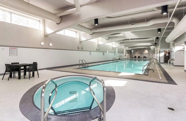 2 Bedroom condo in heart of Downtown Vancouver with Pool, Gym & Free Parking