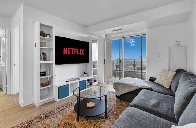 2 Bedroom Condo w/Workspace+Free Parking (SQ1)