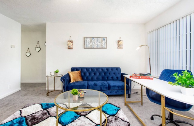 💙✨2 Bedroom Corner Oasis Near Downtown!💙 With a working AC 🎉