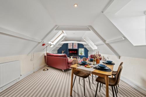 2-Bedroom Cotswolds Chic, Cosy & Tranquil Retreat, Norcote Loft, Sleeps 3, With Private Parking! - by Blue Puffin Stays
