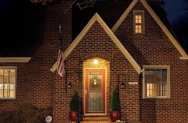 Charming 2-bedroom cottage in downtown Farmville, walking distance to Longwood.