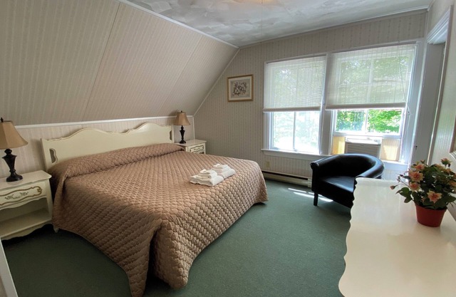 2 Bedroom Cottage at the 500 acre Poland Spring Resort with lots of onsite activities!