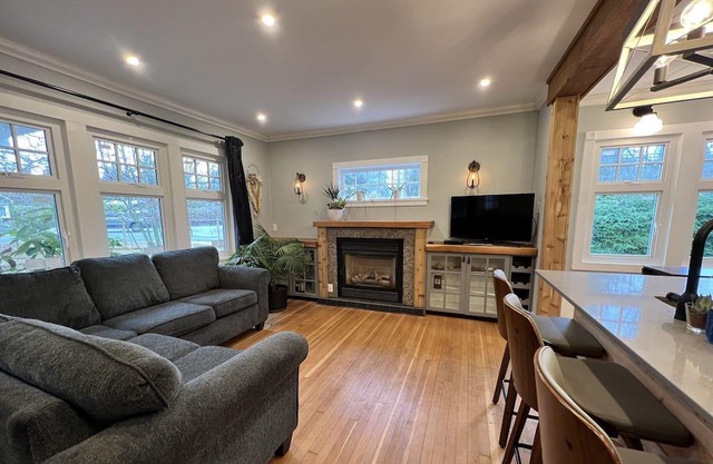 2 Bedroom Country Cottage with Fully Fenced Yard