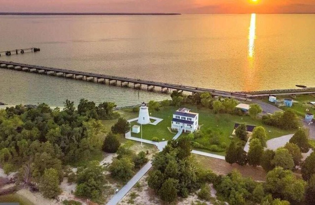 2 Bedroom Cozy Beach Cottage with beach access