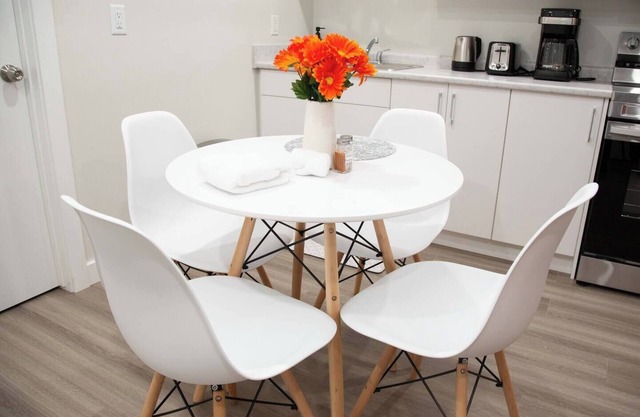 2 Bedroom Cozy Suite in Kensington