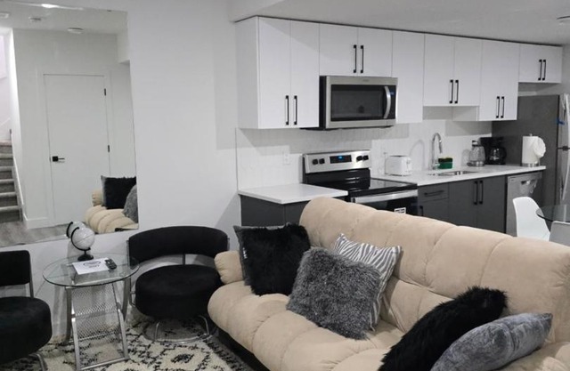 2 bedroom cozy suite in NW edmonton with separate entrance, FreeWifi, driveway Parking, Netflix, AC, airport pickup