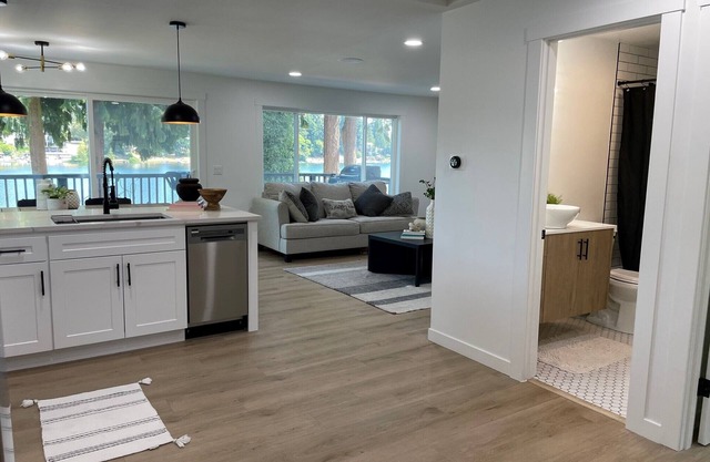 2-bedroom Cozy Waterfront Cottage