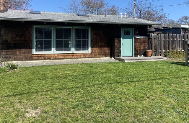 2 Bedroom Culloden cottage, walk to private bay beach
