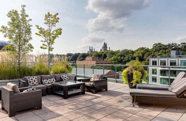 2 bedroom + Den bright Casa Loma/Madison Avenue Loft Condo