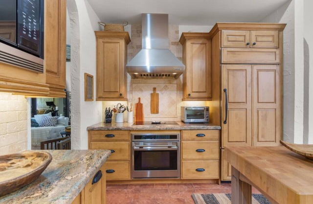 2 Bedroom Designer Home - Gated, pool