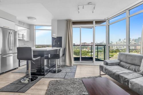 2 Bedroom Downtown Toronto Stay with Stunning Views & Free Parking