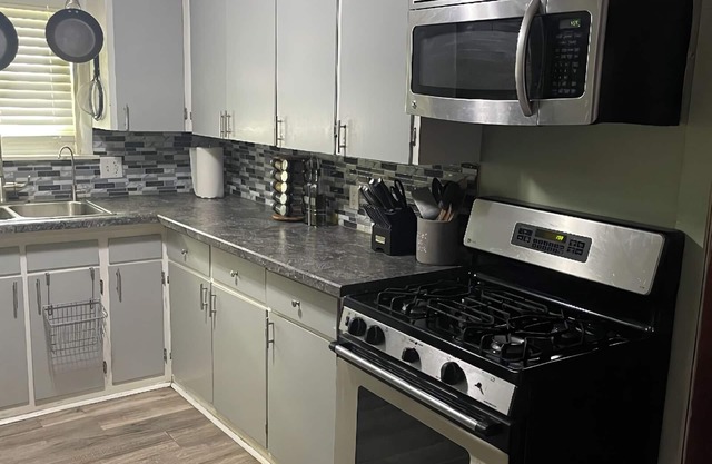 2 bedroom duplex, WiFi, Fenced in yard. Pets Welcome 30+ day rental