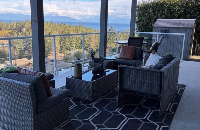 2 bedroom Executive home - Ocean View- 10 min walk to the beach