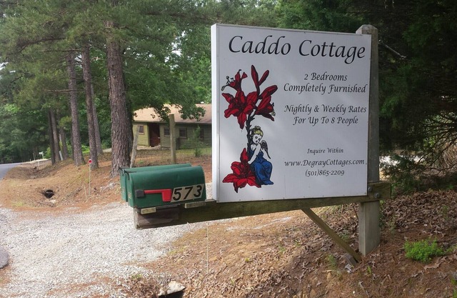 2 Schlafzimmer Familienferienhaus (Caddo Cottage) in der Nähe von DeGray Lake.