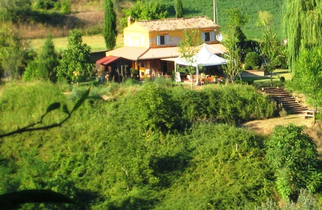 Bauernhaus mit 2 Schlafzimmern auf einem weitläufigen Grundstück mit Gärten, Wäldern und Flüssen.