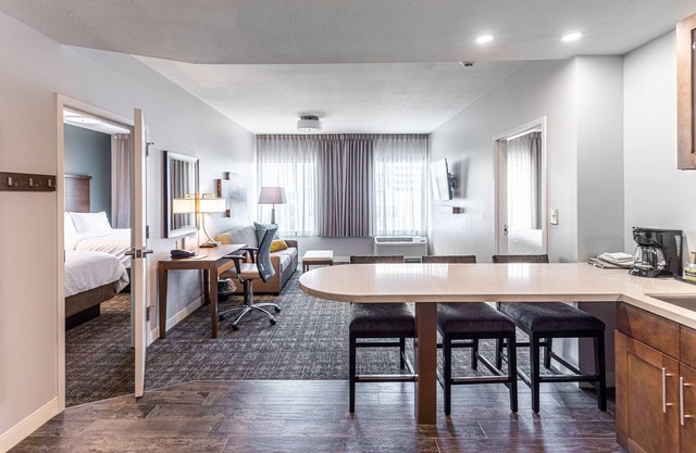 2 Bedroom | Free Breakfast. Outdoor Pool. Gym.