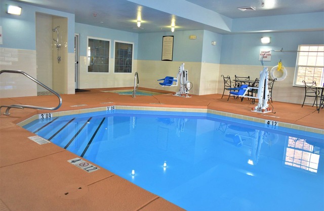 2 Bedroom | Free Daily Breakfast. Pool & Hot Tub