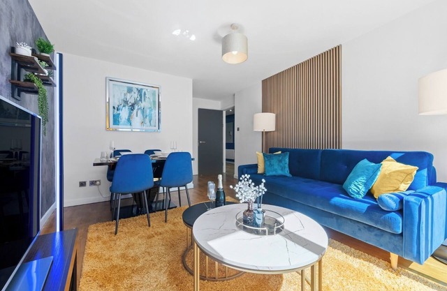 2 Bedroom Greek Street Apartment - Sleeps up to 6