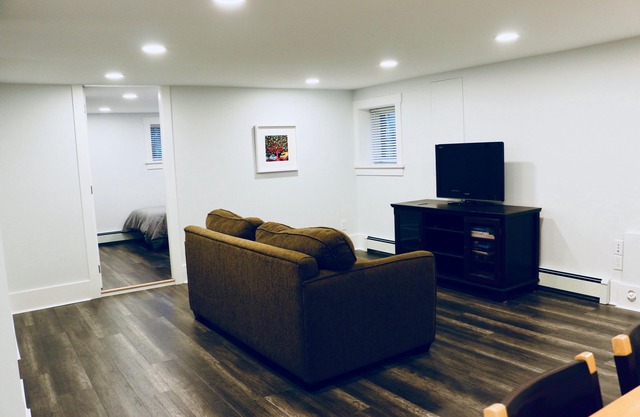 2 Bedroom Ground Level Suite in der Nähe von "The Drive"