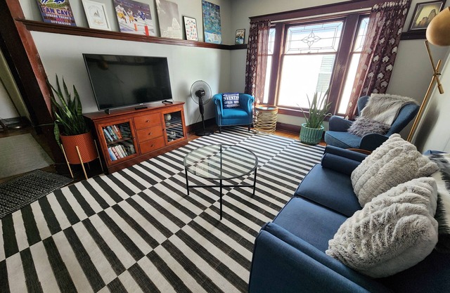 2 bedroom Historic Apt between downtown and the Stadium. Go Bills!