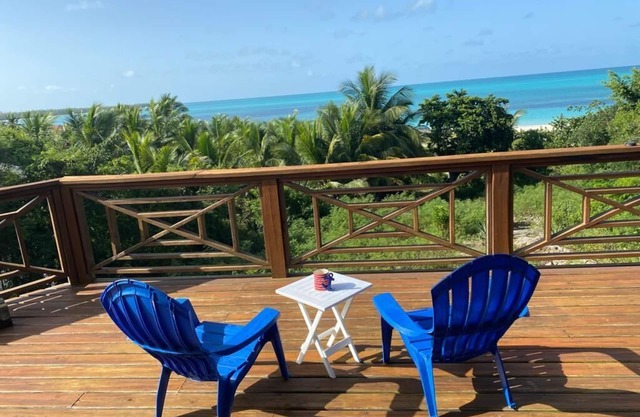 2 Bedroom Home on the Prettiest Bay in North Cat Island