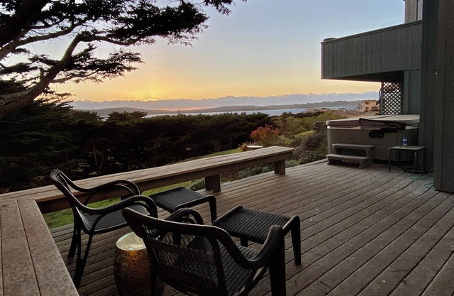 2-bedroom home with sunset views, hot tub, vaulted ceilings, piano, Bodega Bay