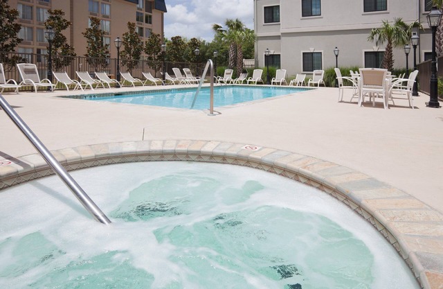 2 Bedroom| Hot Tub Access. FREE Parking & Wi-Fi