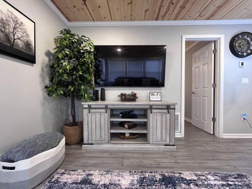 2 bedroom house close to trails