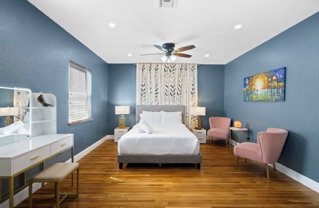 2-bedroom house in charming Hollywood beach with beautiful tropical garden