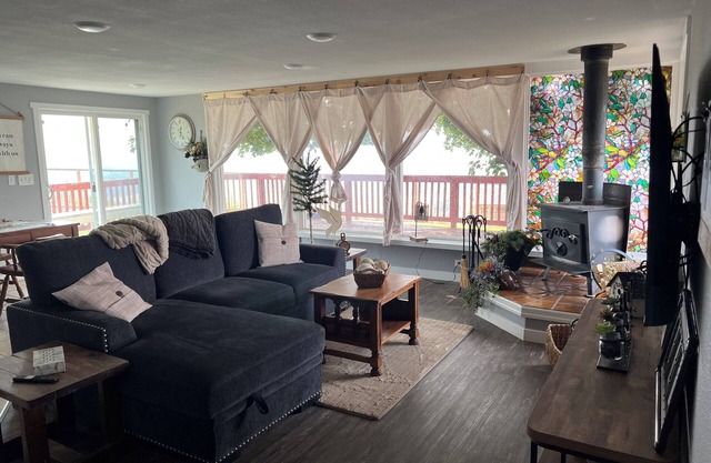 2-bedroom house in desirable west valley area with great views. Enjoy your stay!