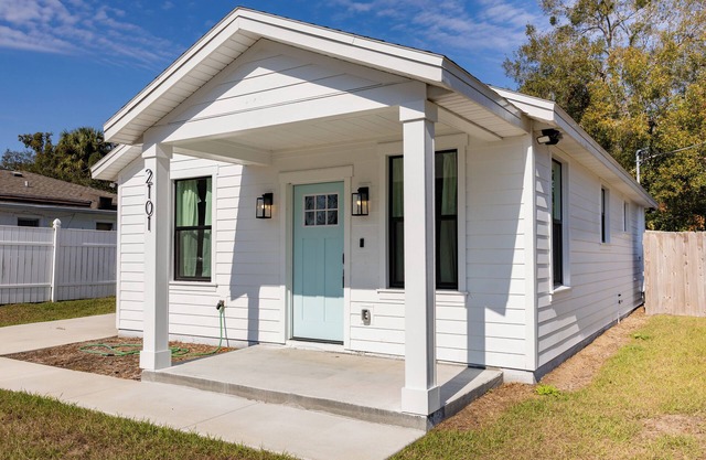 2-bedroom house in Tampa with WiFi and parking/13 mins to downtown