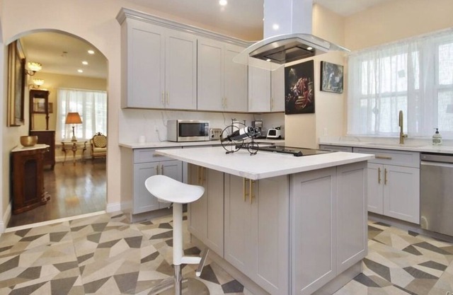 2 bedroom in a beautiful Victorian House