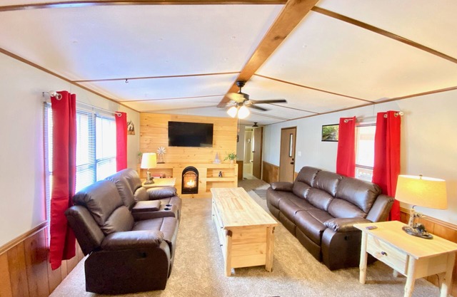 2 bedroom in Hocking Hills with Luxury Hot Tub Kid Friendly Hammocks Logan ohio