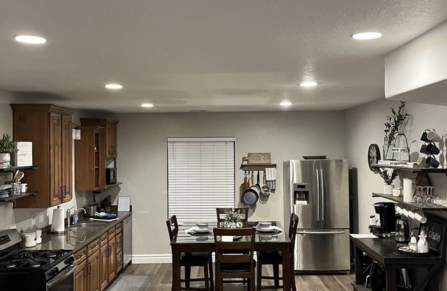 2 bedroom in law basement suite. family friendly mountain getaway