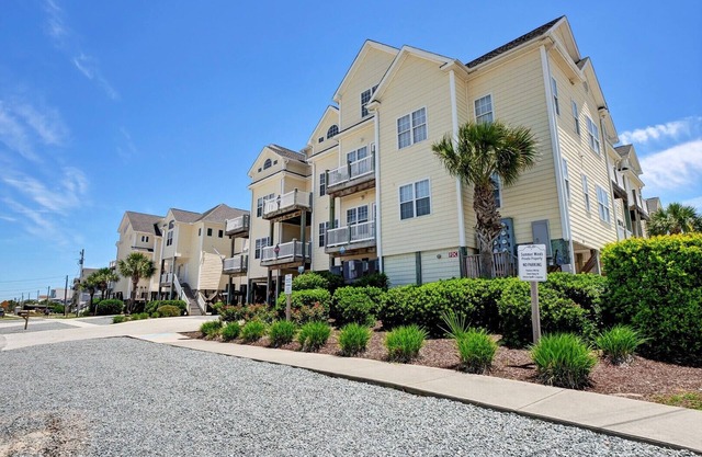 2 Bedroom in Surf City- community pool and beach access steps away