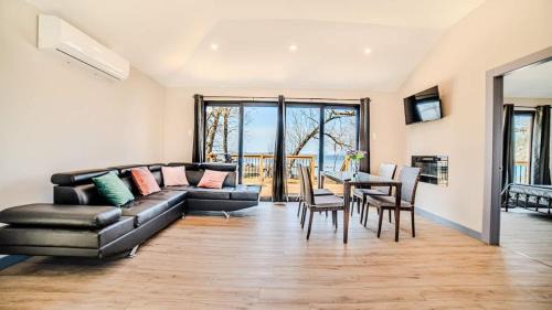 2-bedroom Lake Front Cottage in Harwood ON #1