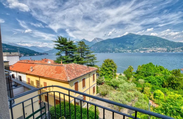 2-Bedroom Lakeview Apartment At The Lake