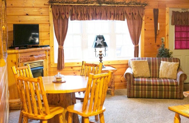 Blessings Lodge - Suite mit 2 Schlafzimmern und Whirlpool / Whirlpool - Ohio's Amish Country