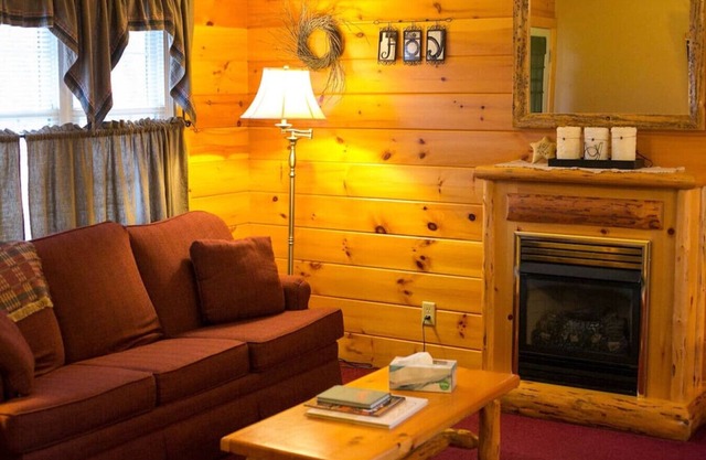 Wunderschöne Cabin Suite mit Küche, Kamin und Whirlpool in Amish Country!