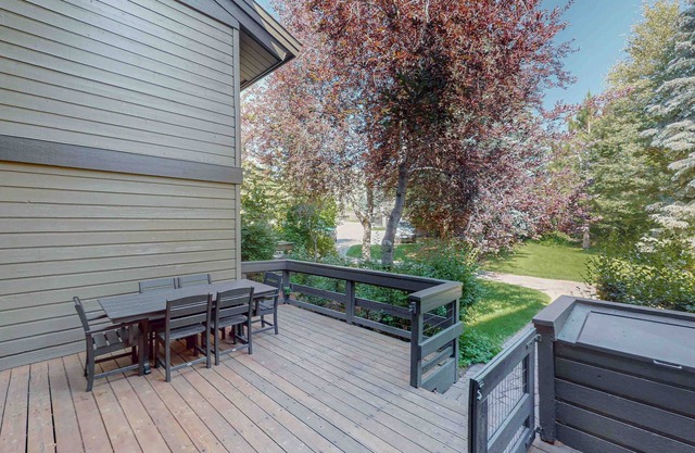 3-story condo with deck, fireplace, full kitchen - walk to ski lifts