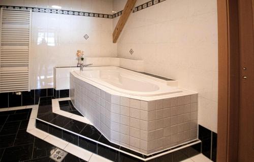 2 Bedroom Lovely Apartment In Stainz