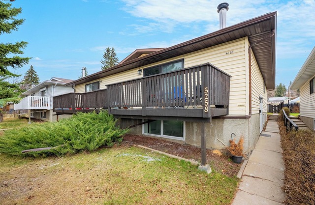 2-Bedroom Lower Unit Near Bow River w Wifi & Desk