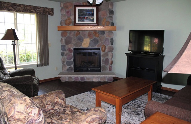 2 bedroom Lynx Lake condo in Eagle River WI