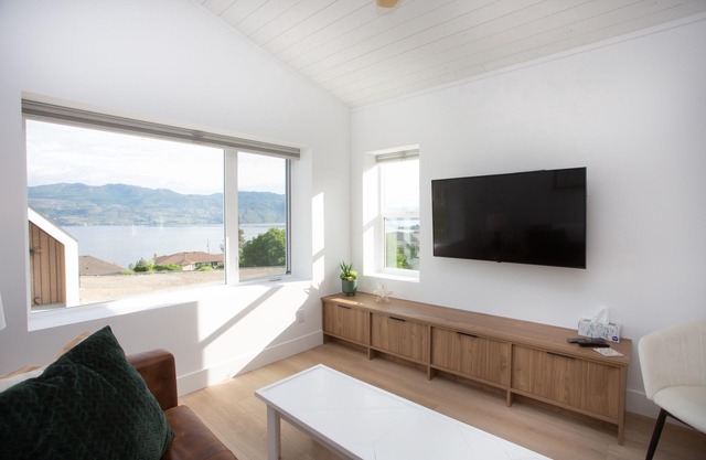 2 bedroom modern lakeview home near wine trail