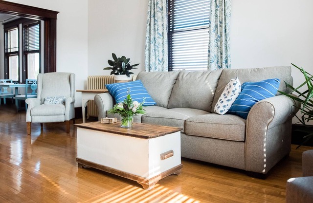 2 Bedroom newly renovated apartment in the Historic Downton Calumet