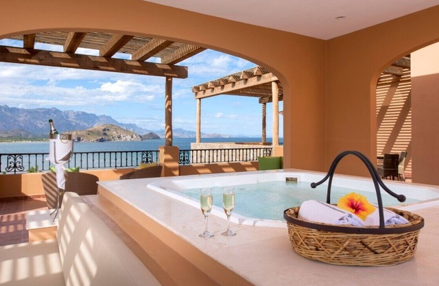 2-bedroom penthouse on Danzantes Bay. Baja. TPC Golf Course. Fishing Dream!