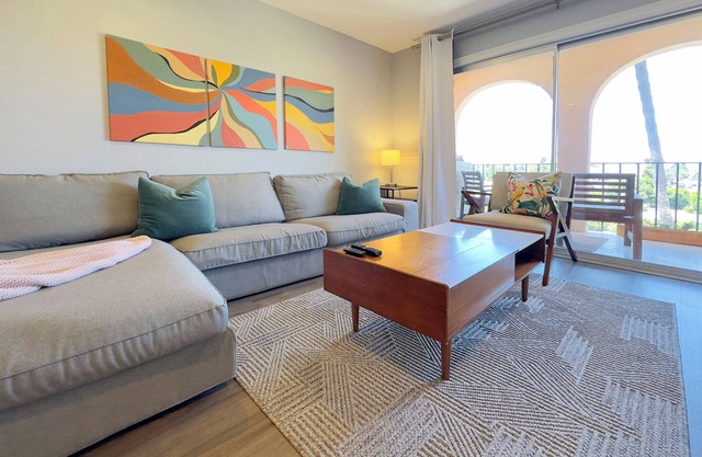 2-bedroom penthouse condo with AC and Ocean/Bay Views
