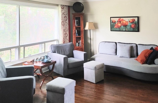 2 Bedroom pet friendly house with garden close to transit.